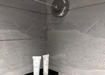 استديو بأثاث مريح وبسيط
