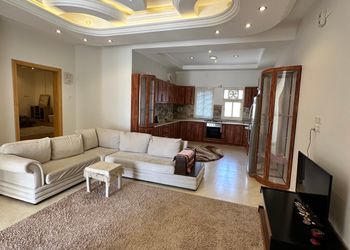 شقة بغرفة معيشة وغرفتين نوم 