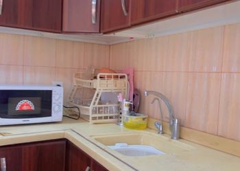 شاليه بمسطح اخضر وجلسة خارجية 