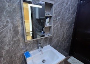 استديو بأثاث مريح وبسيط