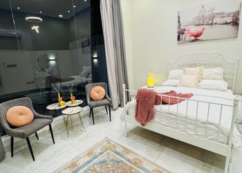 شاليه بصالة مطلة على المسبح 