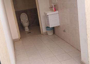 شاليه بمسطح اخضر وجلسة خارجية 