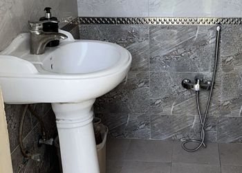 شاليه بمسطح اخضر ومسبح 