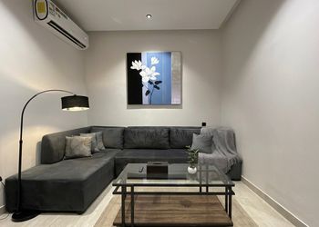 شقة بصالة مريحة ودخول ذاتي 
