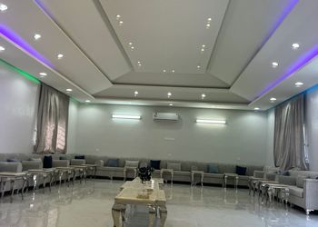 استراحة بمجالس واسعة وفناء خارجي