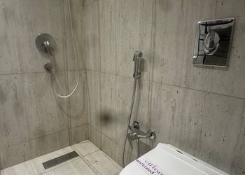شقة بصالة وثلاث غرف نوم