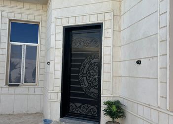 استراحة بمجلس وفناء خارجي 