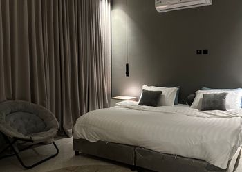 شقة بدخول ذاتي وتصميم هادئ