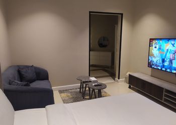 استديو باثاث مريح وبسيط 