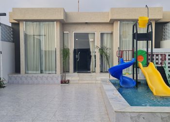 شاليه بألعاب مائية وجلسة خارجية