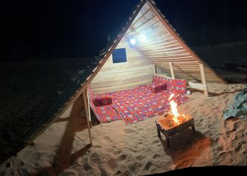 مخيم بجلسة خارجية و بيت شعر