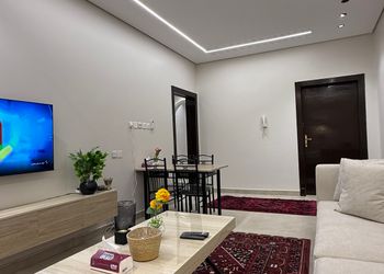 شقة انيقة بثلاث غرف نوم وصالة 
