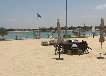 شاليه بصالة مطلة على البحر 