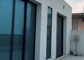 شقة بغرفة وجلسة خارجية قرب البحر