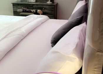 شقة بغرفة معيشة وغرفة نوم 