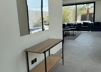 شاليه بمسطح اخضر وجلسة خارجية 