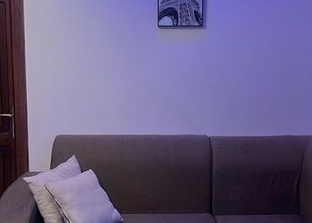 شقة بغرفة معيشة وغرفتين نوم 