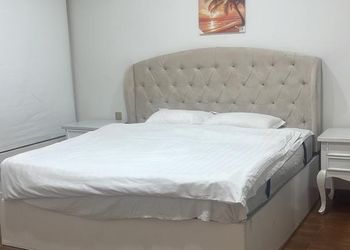 شاليه بجلسة تطل على مسبح خارجي 