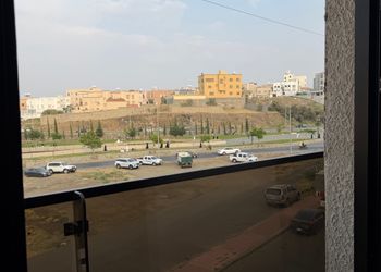 شقة بصالة مريحة وغرفة نوم 