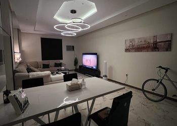 شقة بصالة مريحة بدخول ذاتي 