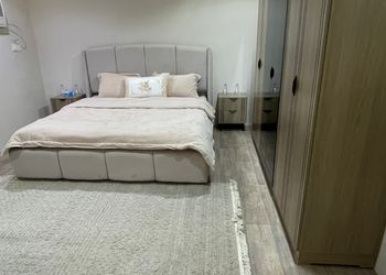 شاليه بجلسة خارجية ومسطح اخضر