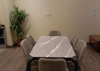 استراحة بمسبح خارجي ومسطح اخضر