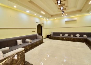 استراحة بمسطح اخضر وألعاب أطفال