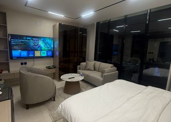 استديو بأثاث مريح وبسيط 