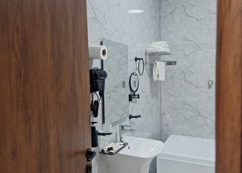 شقة بصالة جلوس وثلاث غرف نوم 