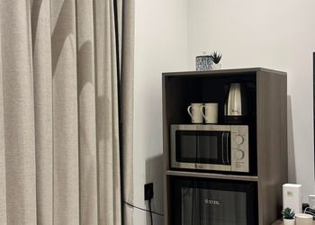 استديو بأثاث مريح وبسيط 