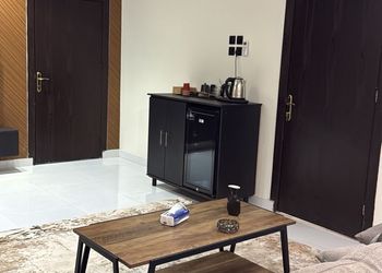 شقة بصالة مريحة وغرفة نوم 