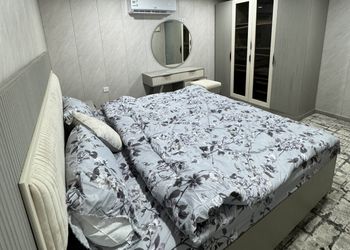 استراحة بجلسات خارجية ومسطح اخضر