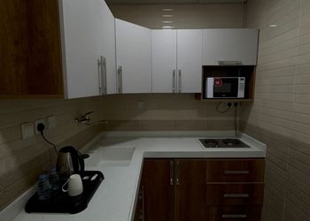 شقة بصالة وثلاث غرف نوم 