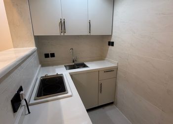 استديو بسرير ماستر وأثاث مريح 