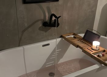 استديو بأثاث مريح وبسيط 