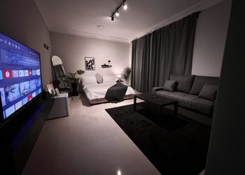 استديو بتصميم انيق ودخول ذاتي