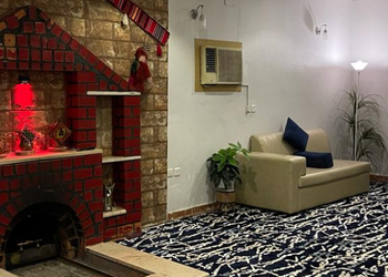 استراحه بمسطحات خضراء وغرف نوم