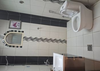شقة بصالة مريحة وغرفتين نوم 