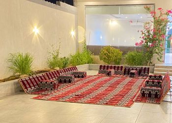 شالية بمجلس مطل على الفناء الخارجي 