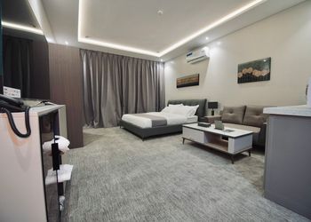 استديو بسرير ماستر وجلسة مريحة 