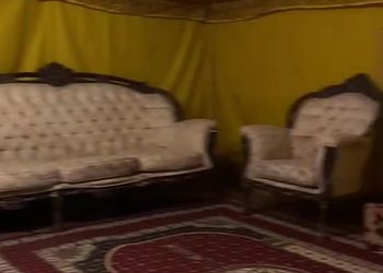 مخيم بألعاب أطفال وبيت شعر 