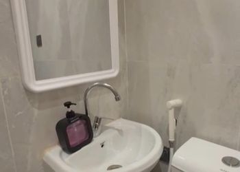 غرفة بسرير مفرد وأثاث مريح