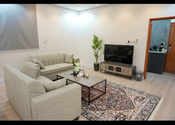 استديو بسرير ماستر وجلسة مريحة