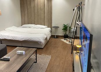 استديو هادئ وبأثاث مريح وبسيط 