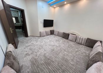 شاليه بمسطح اخضر وجلسة 