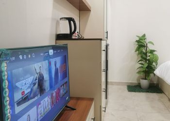 استديو بسرير مريح وجلسة جانبية 