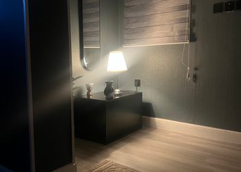 استديو بأثاث مريح وبسيط 