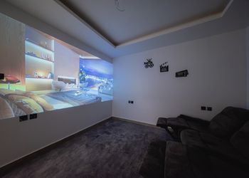 شقة بغرفتين نوم وسينما وبلياردو 