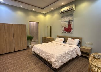شاليه بمسبح ومسطح اخضر 