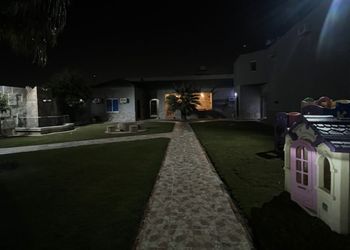 استراحة بمسطح اخضر و العاب اطفال